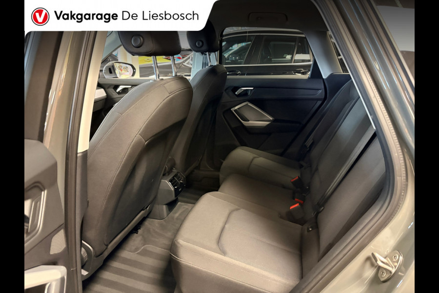 Audi Q3 35 TFSI Business Edition Automaat / pdc / cruise / car-play / stoelverwarming / trekhaak