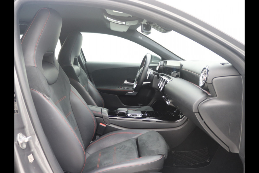 Mercedes-Benz A-Klasse 220 AMG Camera, Carplay, Sfeerverlichting, Stoelverwarming