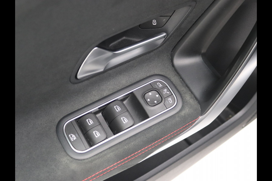 Mercedes-Benz A-Klasse 220 AMG Camera, Carplay, Sfeerverlichting, Stoelverwarming