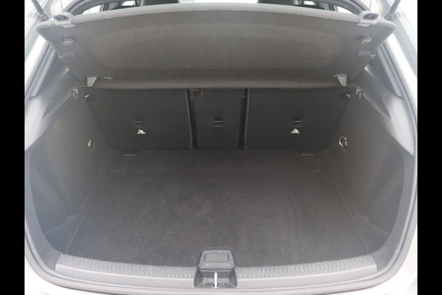 Mercedes-Benz A-Klasse 220 AMG Camera, Carplay, Sfeerverlichting, Stoelverwarming