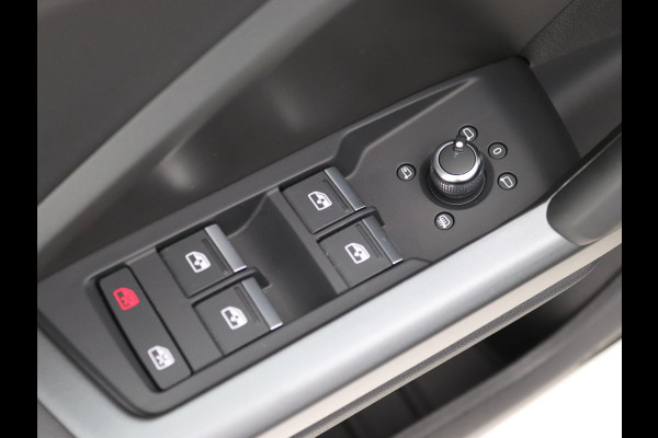 Audi Q3 35 TFSI S edition Competition Pano, ACC, Camera, Carplay