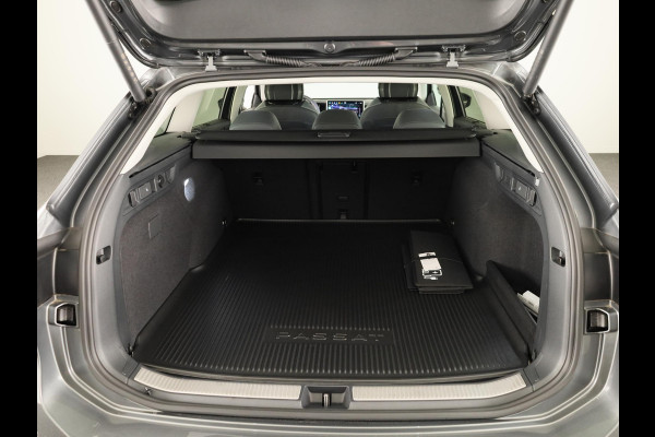 Volkswagen Passat Variant Elegance Business 1.5 eHybrid 150 kW / 204 pk Panoramaschuif/kanteldak, Lederen interieur, Stoelventilatie en massage