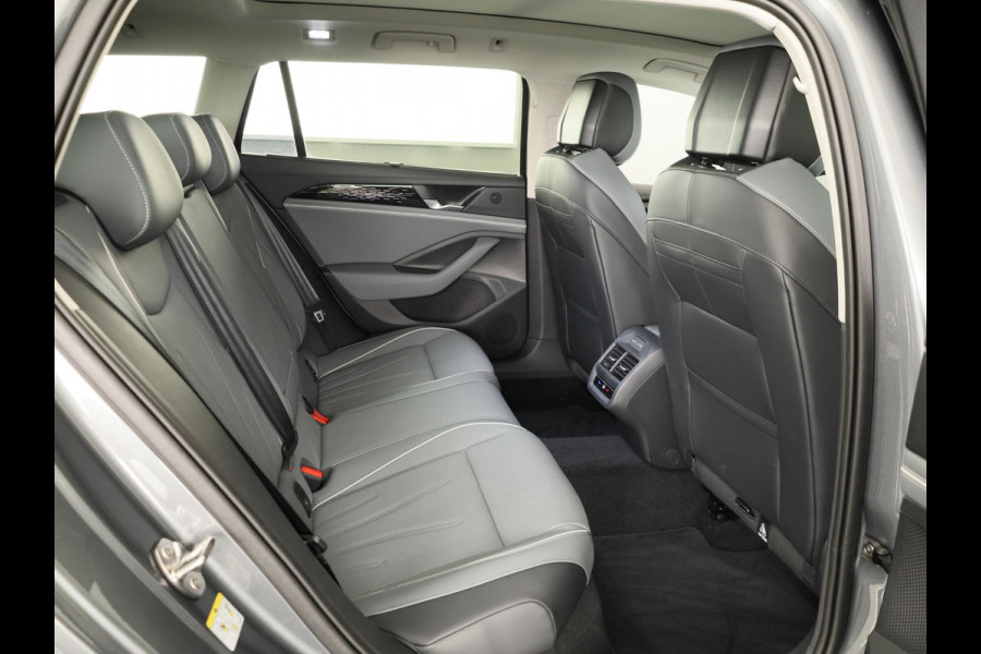 Volkswagen Passat Variant Elegance Business 1.5 eHybrid 150 kW / 204 pk Panoramaschuif/kanteldak, Lederen interieur, Stoelventilatie en massage
