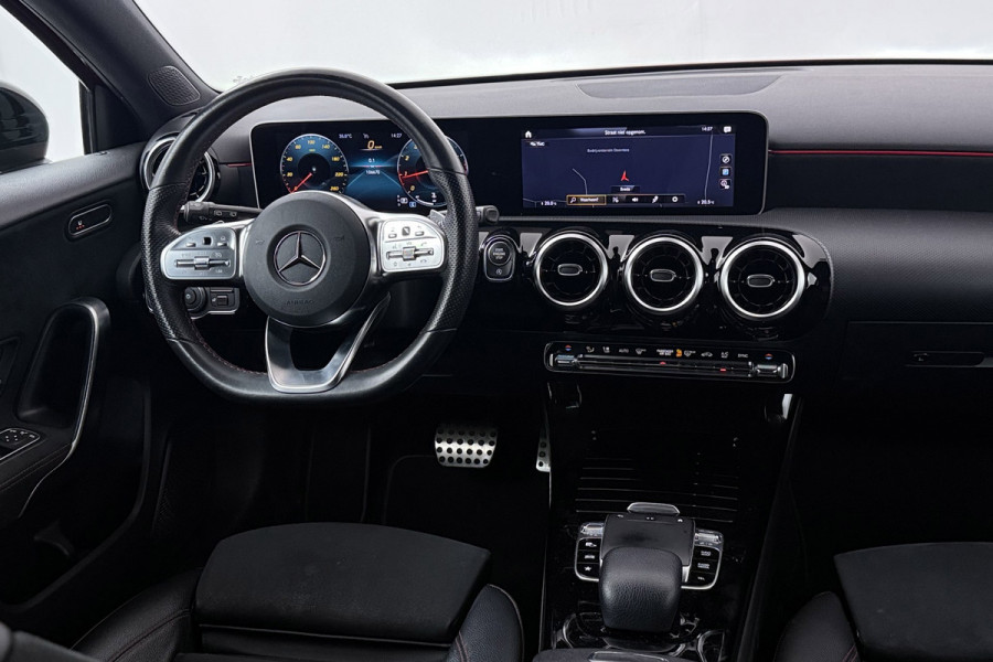 Mercedes-Benz A-Klasse 200 Business Solution AMG Night Pakket (NL-auto, Goed OndH, Camera, Navi, StoelV, PDC V+A, Etc)