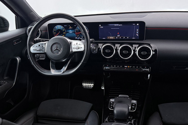 Mercedes-Benz A-Klasse 200 Business Solution AMG Night Pakket (NL-auto, Goed OndH, Camera, Navi, StoelV, PDC V+A, Etc)