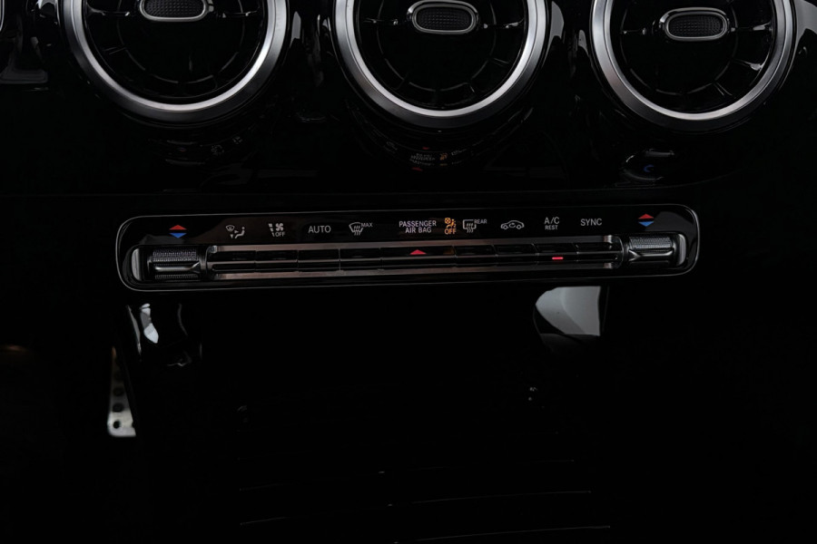 Mercedes-Benz A-Klasse 200 Business Solution AMG Night Pakket (NL-auto, Goed OndH, Camera, Navi, StoelV, PDC V+A, Etc)
