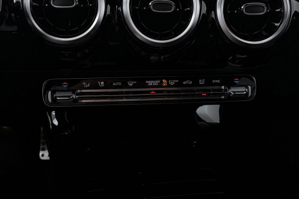 Mercedes-Benz A-Klasse 200 Business Solution AMG Night Pakket (NL-auto, Goed OndH, Camera, Navi, StoelV, PDC V+A, Etc)