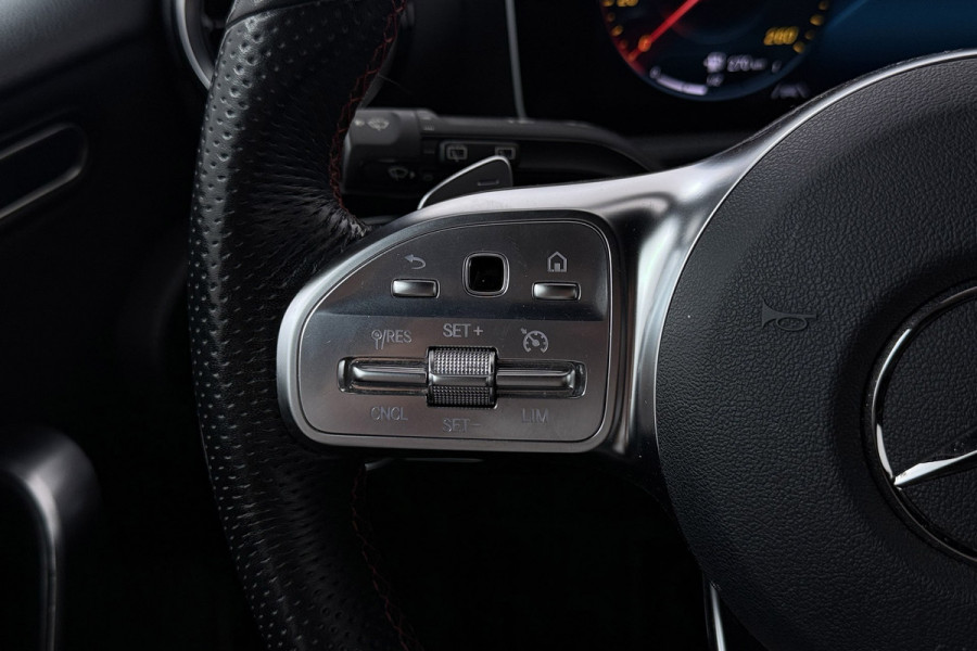 Mercedes-Benz A-Klasse 200 Business Solution AMG Night Pakket (NL-auto, Goed OndH, Camera, Navi, StoelV, PDC V+A, Etc)