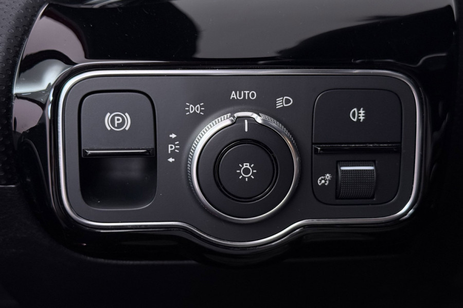 Mercedes-Benz A-Klasse 200 Business Solution AMG Night Pakket (NL-auto, Goed OndH, Camera, Navi, StoelV, PDC V+A, Etc)