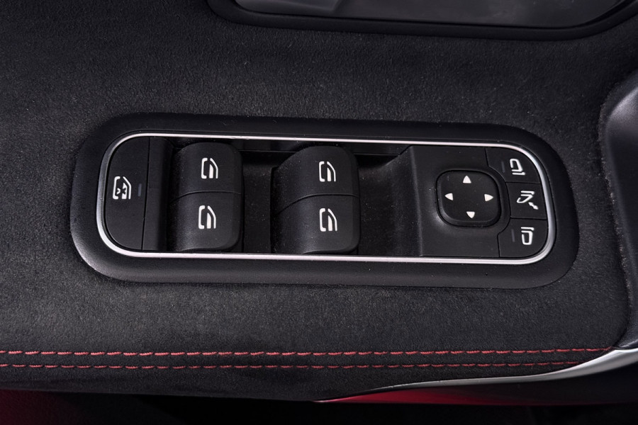 Mercedes-Benz A-Klasse 200 Business Solution AMG Night Pakket (NL-auto, Goed OndH, Camera, Navi, StoelV, PDC V+A, Etc)