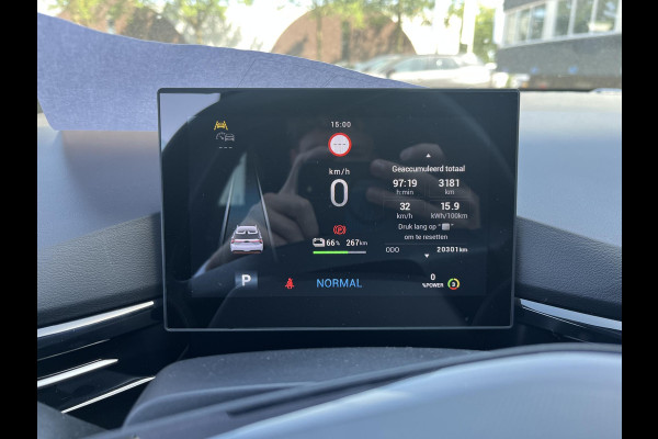 MG Mg4 electric Luxury 64 kWh SOH 95% | 7.000KM! |360 CAMERA| 7 JAAR MG GARANTIE T/M 04-2031| ELEK. STOEL| DODE HOEK SENSOR| STOEL + STUURVERWARMING| ADAPTIVE CRUISE CONTROL