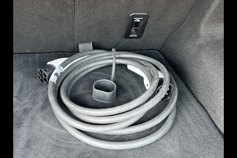 MG Mg4 electric Luxury 64 kWh SOH 95% | 7.000KM! |360 CAMERA| 7 JAAR MG GARANTIE T/M 04-2031| ELEK. STOEL| DODE HOEK SENSOR| STOEL + STUURVERWARMING| ADAPTIVE CRUISE CONTROL