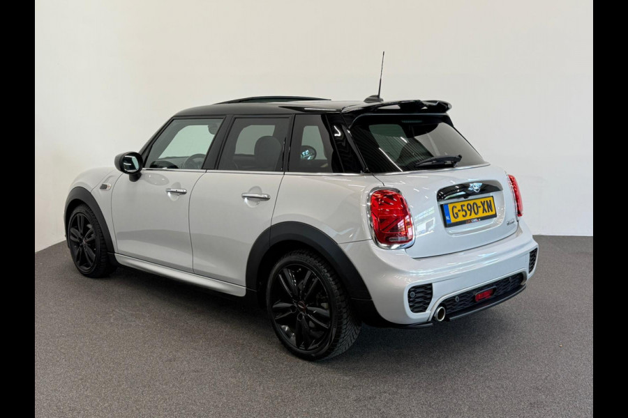 MINI 5-deurs 1.5 Cooper John Cooper Works Pakket Automaat Panoramadak Navigatie Camera Parkeersensoren Cruise Control Full Led Stoelverwarming Leder Climate Control Lichtmetalen velgen