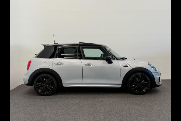 MINI 5-deurs 1.5 Cooper John Cooper Works Pakket Automaat Panoramadak Navigatie Camera Parkeersensoren Cruise Control Full Led Stoelverwarming Leder Climate Control Lichtmetalen velgen
