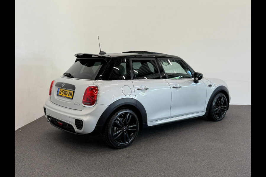 MINI 5-deurs 1.5 Cooper John Cooper Works Pakket Automaat Panoramadak Navigatie Camera Parkeersensoren Cruise Control Full Led Stoelverwarming Leder Climate Control Lichtmetalen velgen