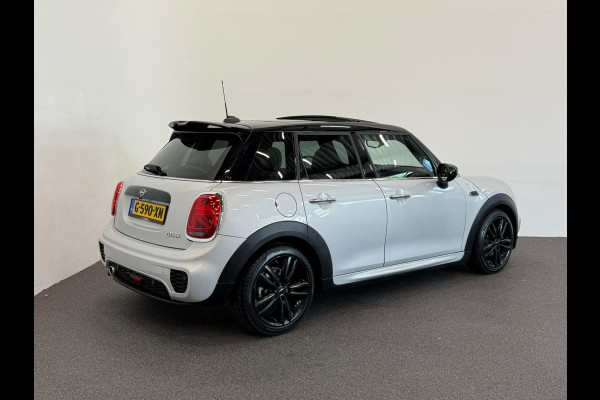 MINI 5-deurs 1.5 Cooper John Cooper Works Pakket Automaat Panoramadak Navigatie Camera Parkeersensoren Cruise Control Full Led Stoelverwarming Leder Climate Control Lichtmetalen velgen