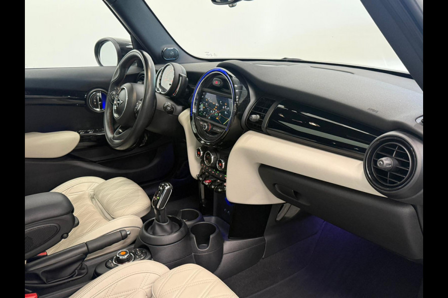 MINI 5-deurs 1.5 Cooper John Cooper Works Pakket Automaat Panoramadak Navigatie Camera Parkeersensoren Cruise Control Full Led Stoelverwarming Leder Climate Control Lichtmetalen velgen