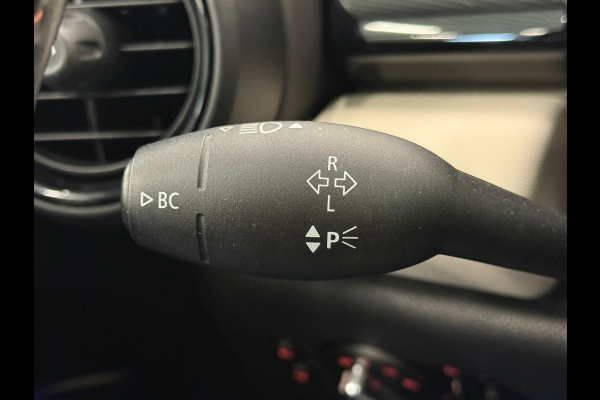 MINI 5-deurs 1.5 Cooper John Cooper Works Pakket Automaat Panoramadak Navigatie Camera Parkeersensoren Cruise Control Full Led Stoelverwarming Leder Climate Control Lichtmetalen velgen