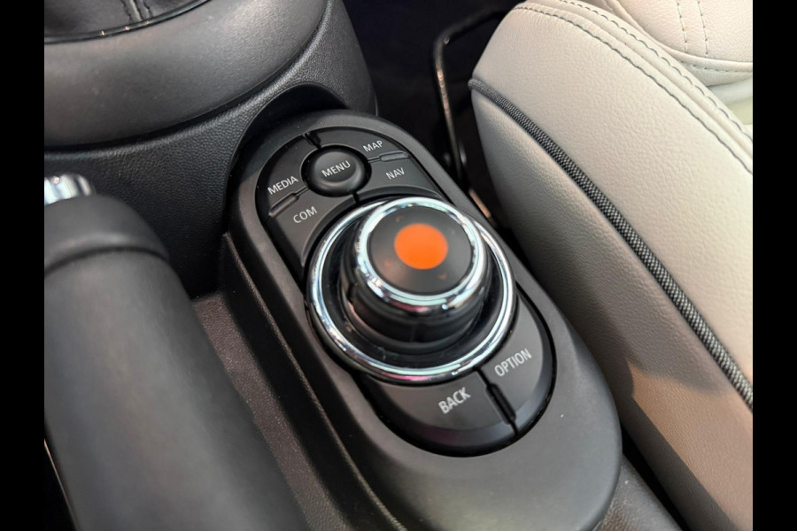 MINI 5-deurs 1.5 Cooper John Cooper Works Pakket Automaat Panoramadak Navigatie Camera Parkeersensoren Cruise Control Full Led Stoelverwarming Leder Climate Control Lichtmetalen velgen