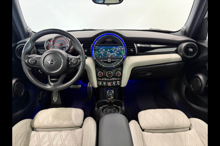 MINI 5-deurs 1.5 Cooper John Cooper Works Pakket Automaat Panoramadak Navigatie Camera Parkeersensoren Cruise Control Full Led Stoelverwarming Leder Climate Control Lichtmetalen velgen