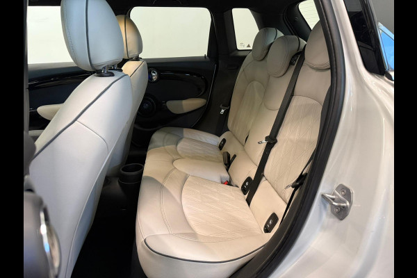 MINI 5-deurs 1.5 Cooper John Cooper Works Pakket Automaat Panoramadak Navigatie Camera Parkeersensoren Cruise Control Full Led Stoelverwarming Leder Climate Control Lichtmetalen velgen
