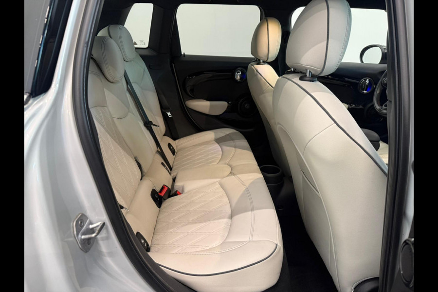 MINI 5-deurs 1.5 Cooper John Cooper Works Pakket Automaat Panoramadak Navigatie Camera Parkeersensoren Cruise Control Full Led Stoelverwarming Leder Climate Control Lichtmetalen velgen