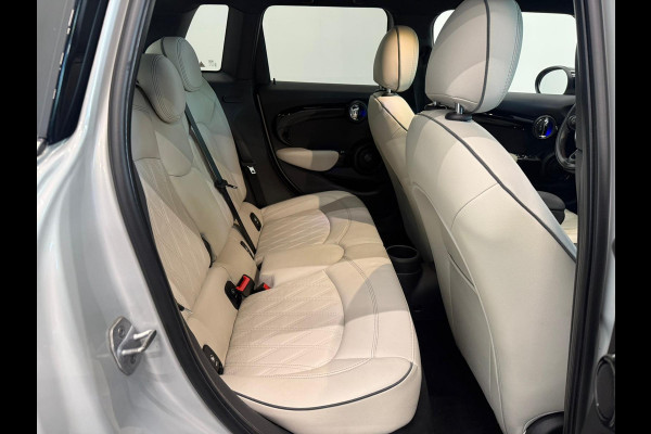 MINI 5-deurs 1.5 Cooper John Cooper Works Pakket Automaat Panoramadak Navigatie Camera Parkeersensoren Cruise Control Full Led Stoelverwarming Leder Climate Control Lichtmetalen velgen