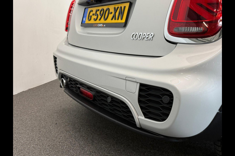MINI 5-deurs 1.5 Cooper John Cooper Works Pakket Automaat Panoramadak Navigatie Camera Parkeersensoren Cruise Control Full Led Stoelverwarming Leder Climate Control Lichtmetalen velgen
