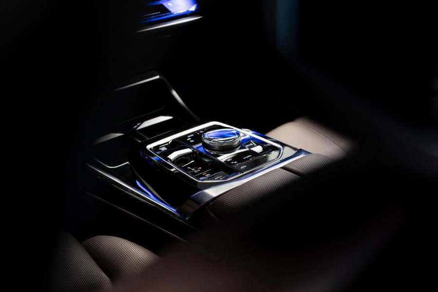 BMW 7 Serie 750e xDrive *M-Sport Pro / Panorama Sky Lounge / Bowers & Wilkins / Stoelventilatie & Massage / Head-Up Display*