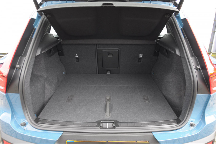 Volvo EX40 Single Ext. Range Ultra 82 kWh / Panorama schuif-kanteldak / 360 Camera / Harman Kardon / Trekhaak / Stuur- en stoelverwarming / Adaptive Cruise / Elektrische best.stoel met geheugen