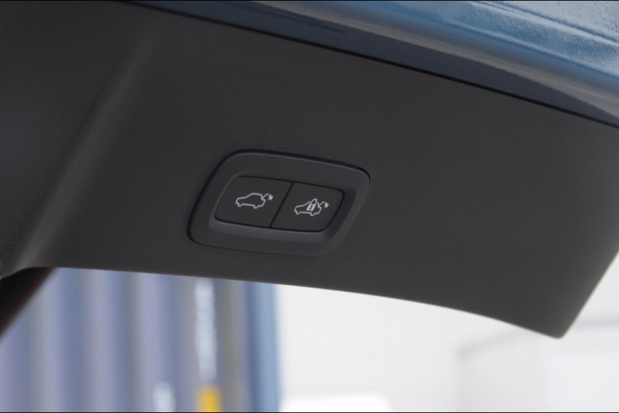 Volvo EX40 Single Ext. Range Ultra 82 kWh / Panorama schuif-kanteldak / 360 Camera / Harman Kardon / Trekhaak / Stuur- en stoelverwarming / Adaptive Cruise / Elektrische best.stoel met geheugen