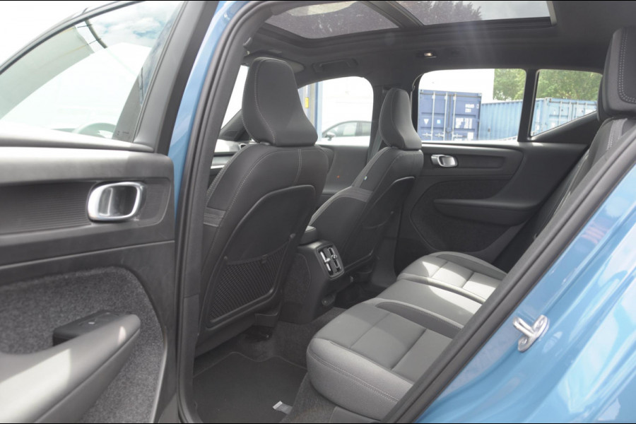 Volvo EX40 Single Ext. Range Ultra 82 kWh / Panorama schuif-kanteldak / 360 Camera / Harman Kardon / Trekhaak / Stuur- en stoelverwarming / Adaptive Cruise / Elektrische best.stoel met geheugen