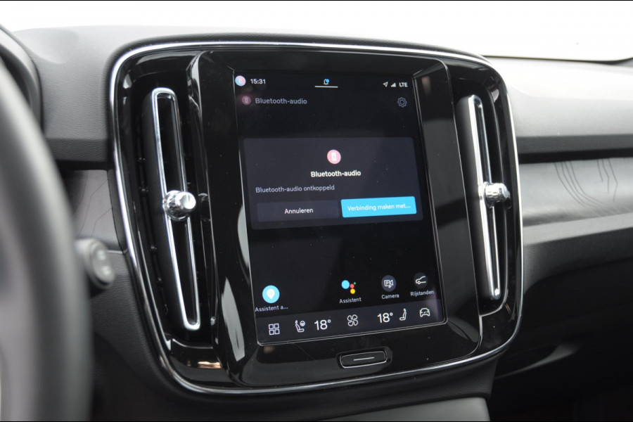 Volvo EX40 Single Ext. Range Ultra 82 kWh / Panorama schuif-kanteldak / 360 Camera / Harman Kardon / Trekhaak / Stuur- en stoelverwarming / Adaptive Cruise / Elektrische best.stoel met geheugen