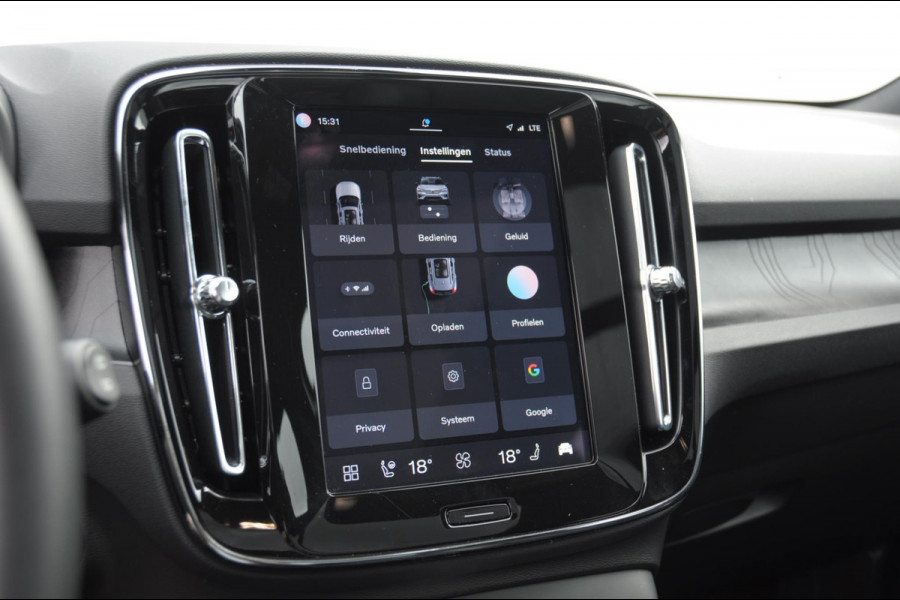 Volvo EX40 Single Ext. Range Ultra 82 kWh / Panorama schuif-kanteldak / 360 Camera / Harman Kardon / Trekhaak / Stuur- en stoelverwarming / Adaptive Cruise / Elektrische best.stoel met geheugen