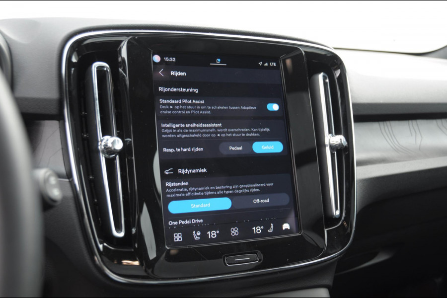 Volvo EX40 Single Ext. Range Ultra 82 kWh / Panorama schuif-kanteldak / 360 Camera / Harman Kardon / Trekhaak / Stuur- en stoelverwarming / Adaptive Cruise / Elektrische best.stoel met geheugen