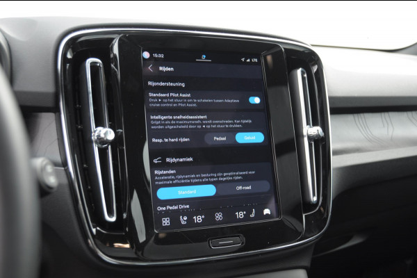 Volvo EX40 Single Ext. Range Ultra 82 kWh / Panorama schuif-kanteldak / 360 Camera / Harman Kardon / Trekhaak / Stuur- en stoelverwarming / Adaptive Cruise / Elektrische best.stoel met geheugen