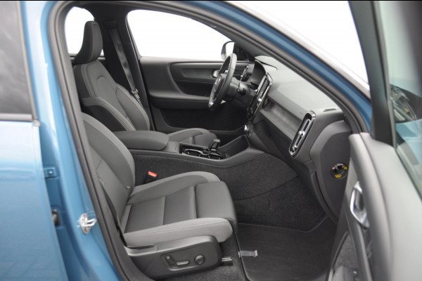 Volvo EX40 Single Ext. Range Ultra 82 kWh / Panorama schuif-kanteldak / 360 Camera / Harman Kardon / Trekhaak / Stuur- en stoelverwarming / Adaptive Cruise / Elektrische best.stoel met geheugen