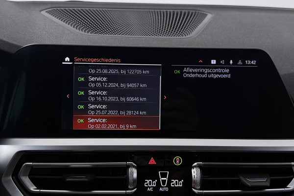 BMW 3 Serie Touring 330i High Executive (CAMERA, STOELVERWARMING, SFEERVERLICHTING, ELEKTR STOELEN, PARKEERSENSOREN)
