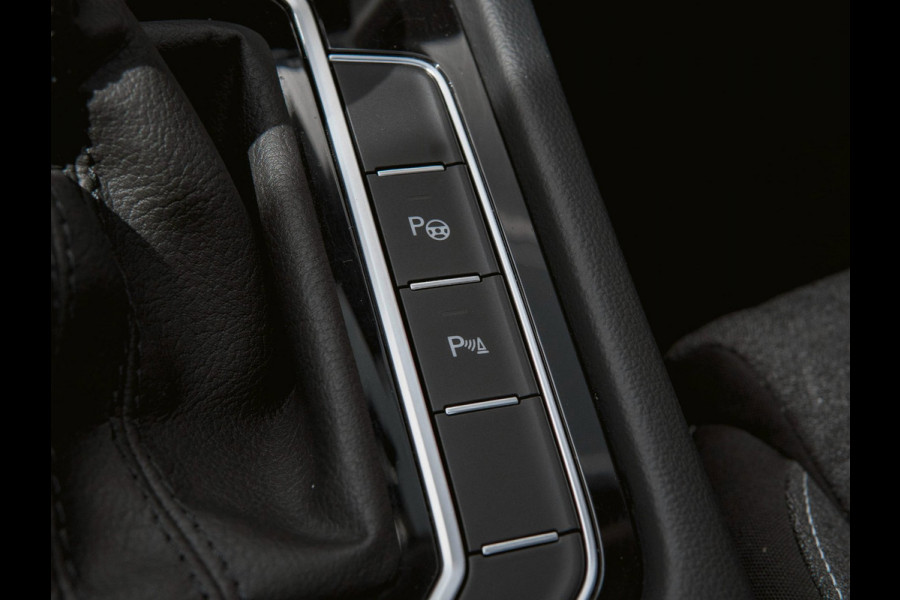 Volkswagen Passat 1.4 TSI PHEV GTE Business Pano|Trekhaak|Headup|Camera|ACC|Stoelverwarming|Ergocomfort|Massage