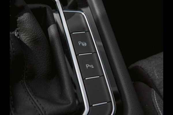Volkswagen Passat 1.4 TSI PHEV GTE Business Pano|Trekhaak|Headup|Camera|ACC|Stoelverwarming|Ergocomfort|Massage
