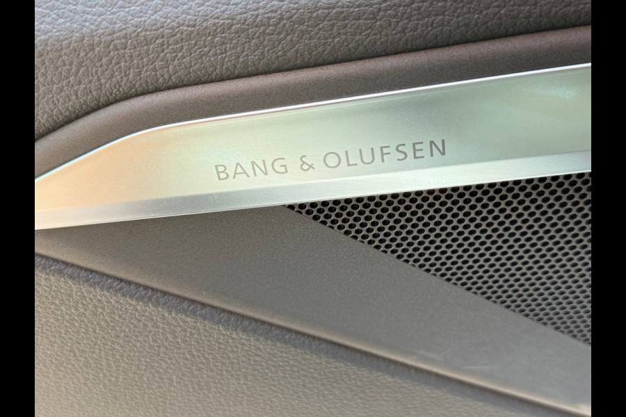 Audi Q8 e-tron 55 quattro S-line Black Edition 115 kWh | 408PK | Pano | Trekhaak | Matrix Led | B&O Sound | Ambient | 21inch |