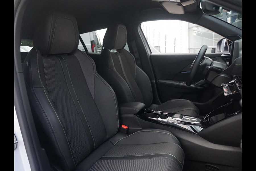 Peugeot e-2008 EV GT 54 kWh | PARKEERSENSOREN MET CAMERA | NAVI | CRUISE CONTROL | APPLE CARPLAY | 28.908 KM