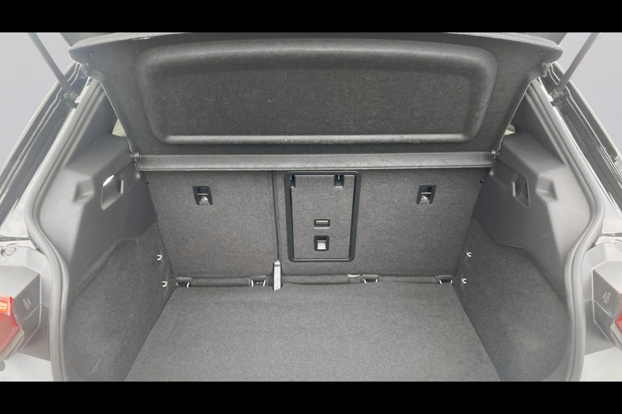 Volkswagen ID.3 First Plus 58 kWh SOH 91% | IQ.Light | Trekhaak | Camera | 19" | Navi