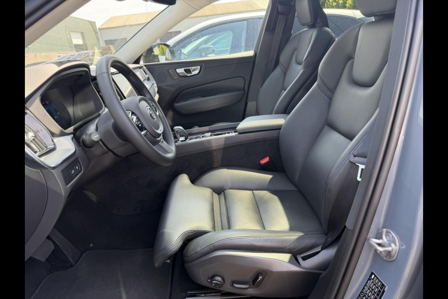 Volvo XC60 2.0 T6 Plug-in hybrid AWD R-Design | BOMVOL!! | 22K KM!! | STOEL STUURVERWARMING | PANO | ELEK. TREKHAAK | ADAP. CRUISRE | MEM. STOELEN | ACHTERBANK VERWARMD | ELEK. ACHTERKLEP | 12 MND BOVAG GARANTIE | DEALER ONDERHOUDEN |