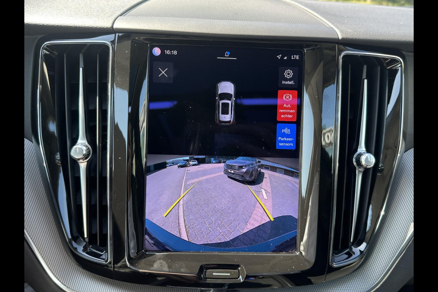 Volvo XC60 2.0 T6 Plug-in hybrid AWD R-Design | BOMVOL!! | 22K KM!! | STOEL STUURVERWARMING | PANO | ELEK. TREKHAAK | ADAP. CRUISRE | MEM. STOELEN | ACHTERBANK VERWARMD | ELEK. ACHTERKLEP | 12 MND BOVAG GARANTIE | DEALER ONDERHOUDEN |