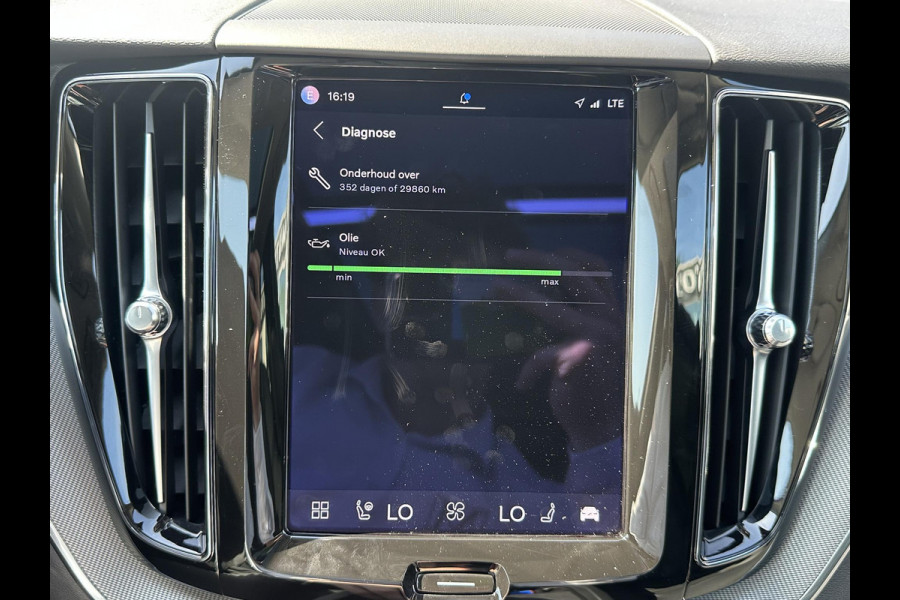 Volvo XC60 2.0 T6 Plug-in hybrid AWD R-Design | BOMVOL!! | 22K KM!! | STOEL STUURVERWARMING | PANO | ELEK. TREKHAAK | ADAP. CRUISRE | MEM. STOELEN | ACHTERBANK VERWARMD | ELEK. ACHTERKLEP | 12 MND BOVAG GARANTIE | DEALER ONDERHOUDEN |