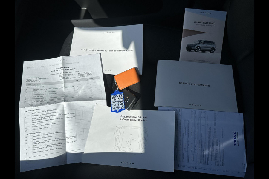 Volvo XC60 2.0 T6 Plug-in hybrid AWD R-Design | BOMVOL!! | 22K KM!! | STOEL STUURVERWARMING | PANO | ELEK. TREKHAAK | ADAP. CRUISRE | MEM. STOELEN | ACHTERBANK VERWARMD | ELEK. ACHTERKLEP | 12 MND BOVAG GARANTIE | DEALER ONDERHOUDEN |