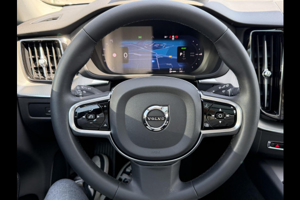 Volvo XC60 2.0 T6 Plug-in hybrid AWD R-Design | BOMVOL!! | 22K KM!! | STOEL STUURVERWARMING | PANO | ELEK. TREKHAAK | ADAP. CRUISRE | MEM. STOELEN | ACHTERBANK VERWARMD | ELEK. ACHTERKLEP | 12 MND BOVAG GARANTIE | DEALER ONDERHOUDEN |
