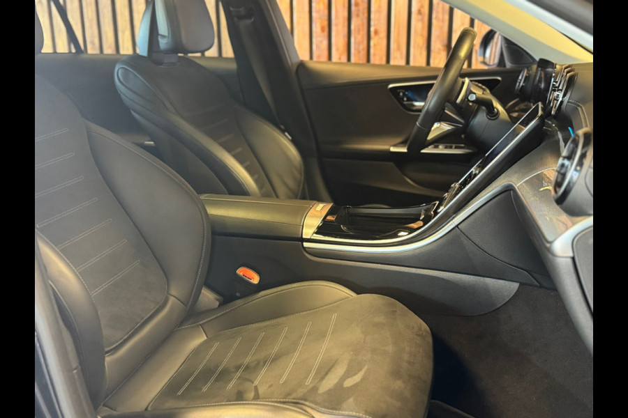 Mercedes-Benz C-Klasse 300 e AMG Line / Pano / Burmester / Camera / Sfeerverlichting / Stoelverwarming / Trekhaak / DAB