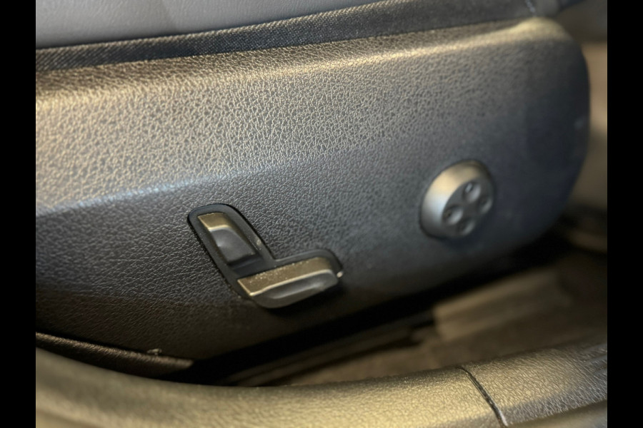 Mercedes-Benz C-Klasse 300 e AMG Line / Pano / Burmester / Camera / Sfeerverlichting / Stoelverwarming / Trekhaak / DAB